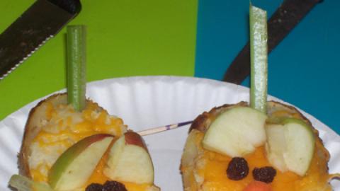 baked potato with veggies added to create a mouse.